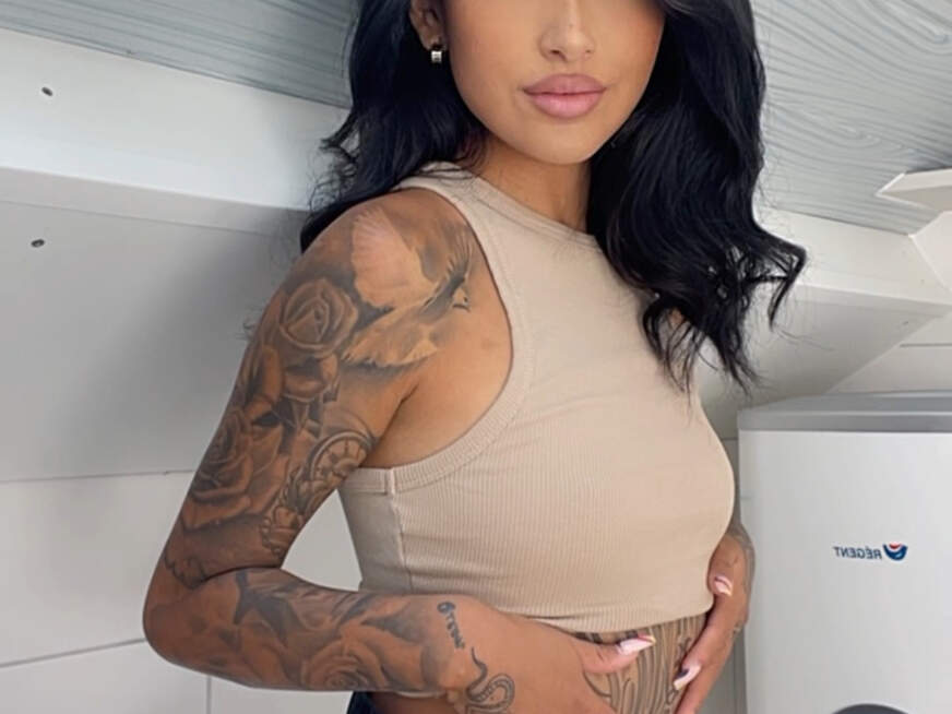 QueenFernanda ᐅ 28 Jährige Pornodarstellerin aus Frankfurt