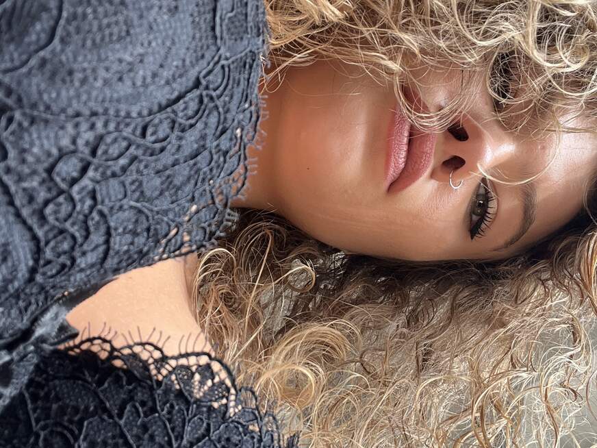 Avadeluxx ᐅ 26 Jährige Pornodarstellerin