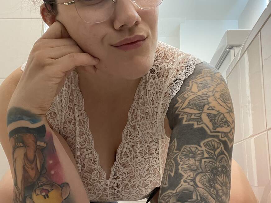 MissKiss ᐅ 28 Jährige Pornodarstellerin