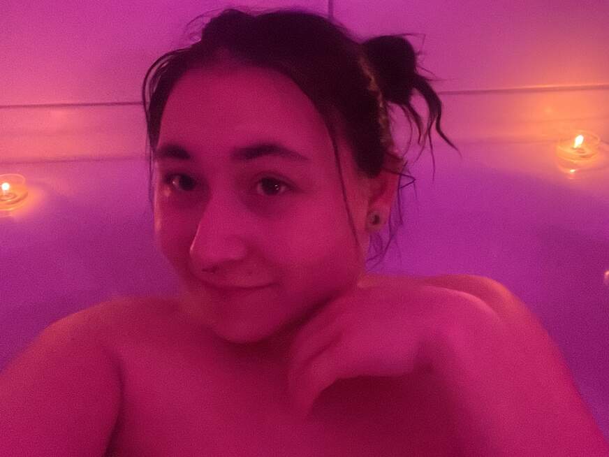 KlaraBang02 ᐅ 23 Jährige Pornodarstellerin