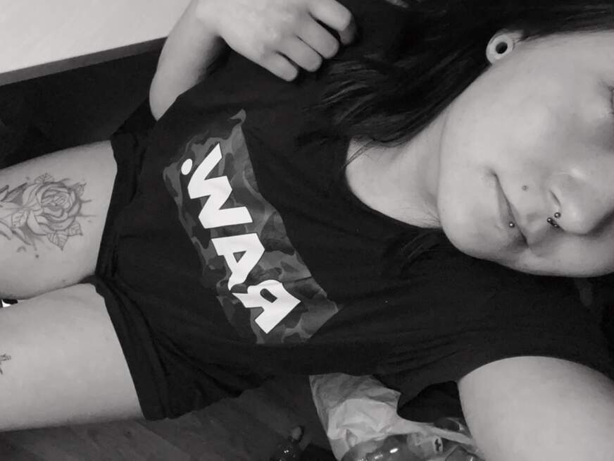 KlaraBang02 ᐅ 23 Jährige Pornodarstellerin