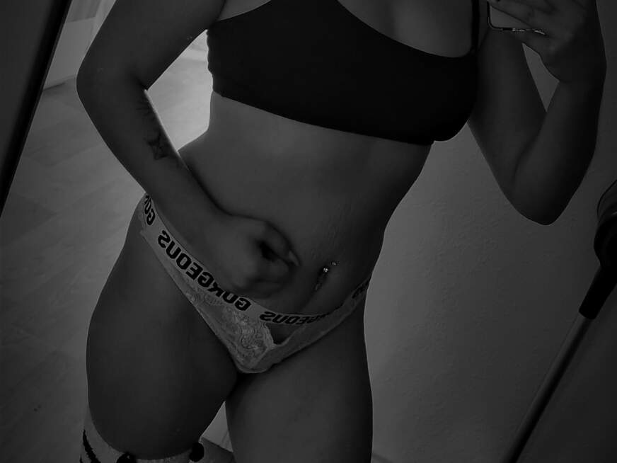 KlaraBang02 ᐅ 23 Jährige Pornodarstellerin