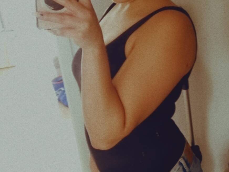 KlaraBang02 ᐅ 23 Jährige Pornodarstellerin