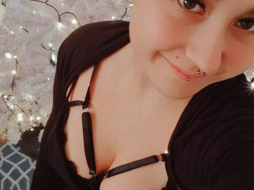 KlaraBang02 ᐅ 23 Jährige Pornodarstellerin