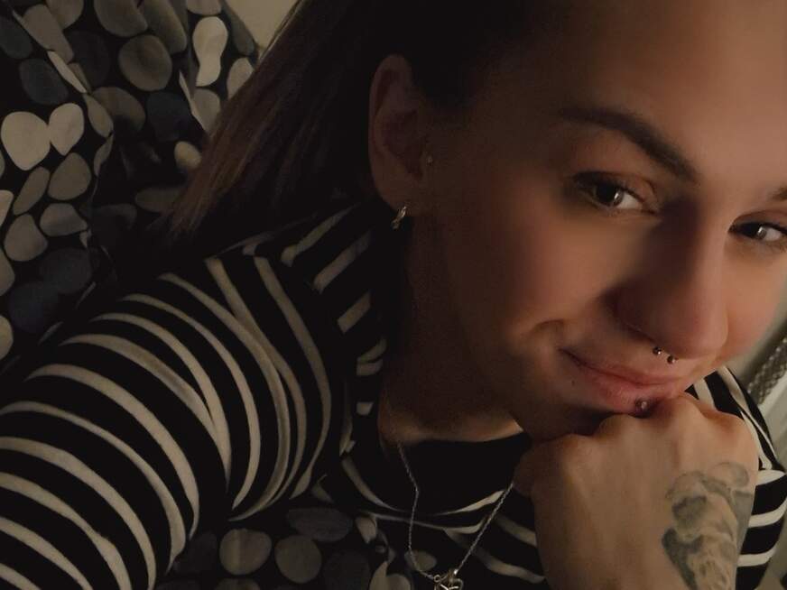 Jessielie ᐅ 27 Jährige Pornodarstellerin aus Karlsruhe
