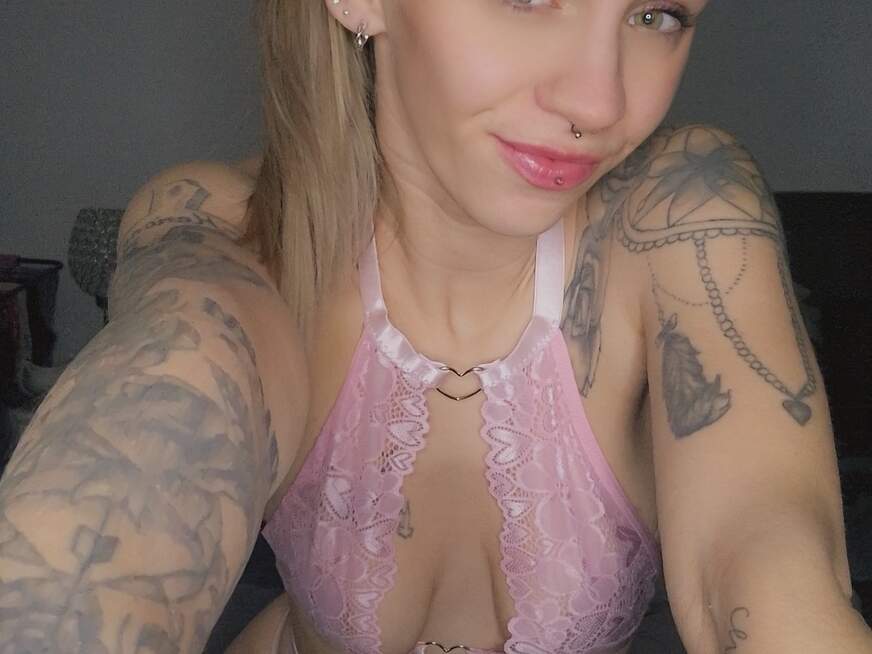 Jessielie ᐅ 27 Jährige Pornodarstellerin aus Karlsruhe