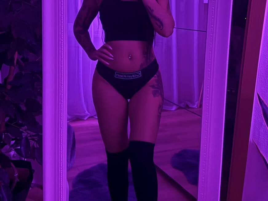 Madalina09 ᐅ 27 Jährige Pornodarstellerin