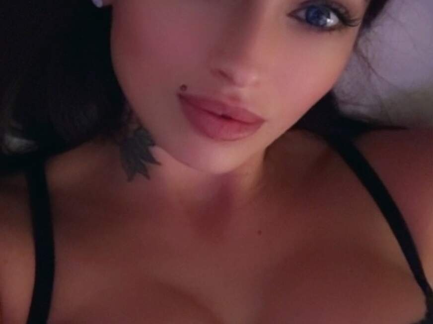Madalina09 ᐅ 27 Jährige Pornodarstellerin