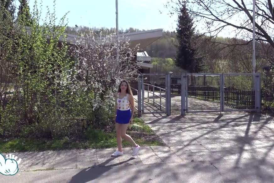 lilly-lil: Bisschen Pipi von Lilly dann s*****t dein Willi