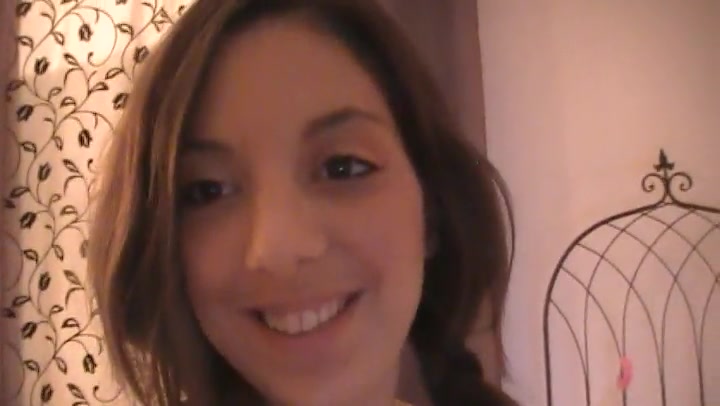 Ich sitz ganz entspannt vor der Cam in meiner StundentenWg da erwischt mich einer meiner Mitbewohner nackt und voll in action :
Natürlich hat der notgeile Sack von mir nen dicken Blowjob zu verlangen damit er es dem Rest der
Wg nicht erzählt..
Na gut wenns mehr nicht is ;) Schwänze lutschen ist sowieso mein liebstes Hobby , aber das weiß der Ficker ja nicht ;)
also erstmal schön tief in den rachen :)