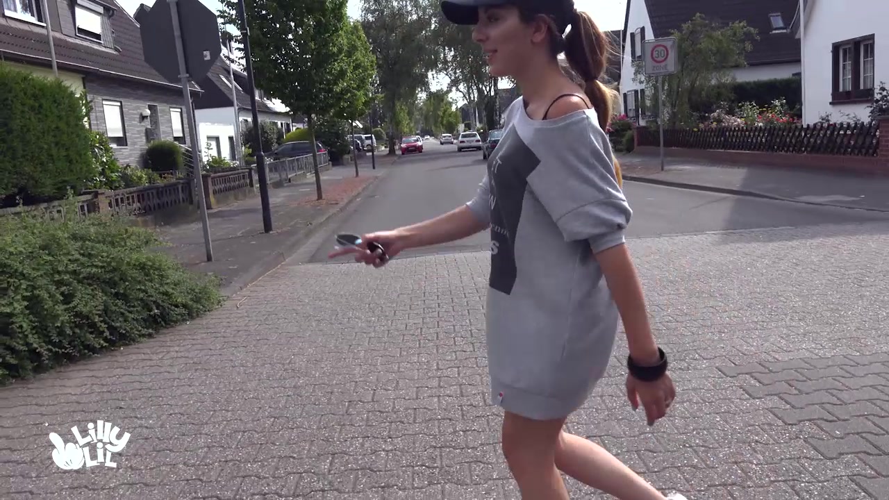So ist das halt wenn man mal Pipi muss!!! Manchmal kann man einfach nicht anders und muss einfach laufen lassen, egal wo man grade ist. Selbst wenn es mitten auf einer viel befahrenen Kreuzung ist. Und ich mein nur weil ich auf die Straße pinkel heißt das ja nicht das ich unfreundlich sein muss, deshalb grüße ich auch die Autofahrer einfach lieb während ich im stehen puller.. :P