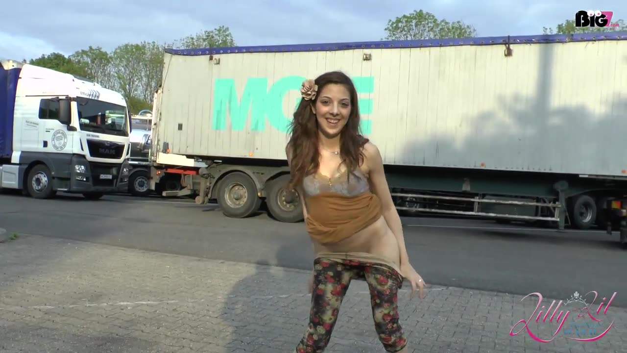 Ich dachte mir wenn die Truckfahrer durstig sind lasse ich denen  mal ein Literchen da :D Stößchen!! :) hihi