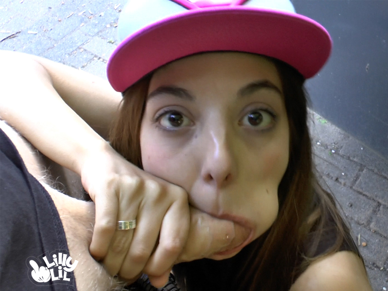 Zwischen den Muelltonnen das Maul zerfickt Wenn es heiß ist muss ich eben leicht bekleidet sein. OK ich hab es vielleicht etwas übertrieben mit dem engen Höschen, aber ich muss was tun für gute Noten! Der Typ der mich ansprach, wollte auch gleich mal einen #Gratis Fick! Seh ich aus wie ne billige #Nutte? Naja als er mir an den Mülltonnen seinen Megaschwanz zeigte musste ich meine Fickfresse aufreißen. Ich kann einfach nicht widerstehen bei geilen Schwänzen. Der dicke Schwanz bohrte sich immer fester und tiefer in meine Kehle und ich hätte echt fast gekotzt. Aber beim Outdoor Deepthroat Blowjob muss das ja so sein. Ich rotzte dem fetten Riemen noch schön auf die Eichel. Dann fickte er noch einmal mein #Teen Blasmaul #Outdoor und spritzte voll ab. Schön die Wichse in meiner Fickfresse, so lieb ich das. Aber ich konnte nicht alles schlucken, der hatte bestimmt schon ewig nicht mehr seine #Ficksahne verschossen.