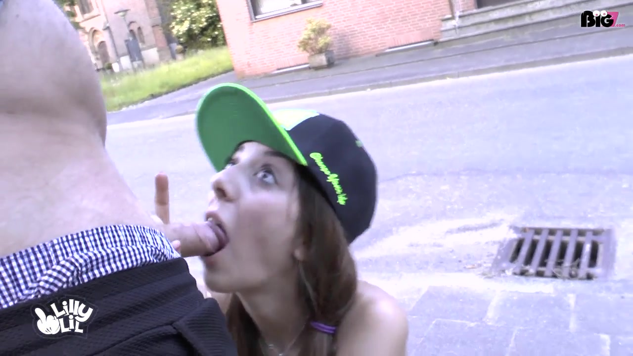 Mitten auf der Strase gefickt - Direkt vor Omas Tür So heftig wie noch nie!!! Ich komme bei meiner Oma raus da treffe ich auf \'nen Kerl der mich in meinen knappen Shorts und dem Mini-Top natürlich total anhechelt. Baggert bisschen rum und fragt ob wir nicht mal was machen können und so. Aber da der Typ echt süß ist sag ich Doof natürlich \