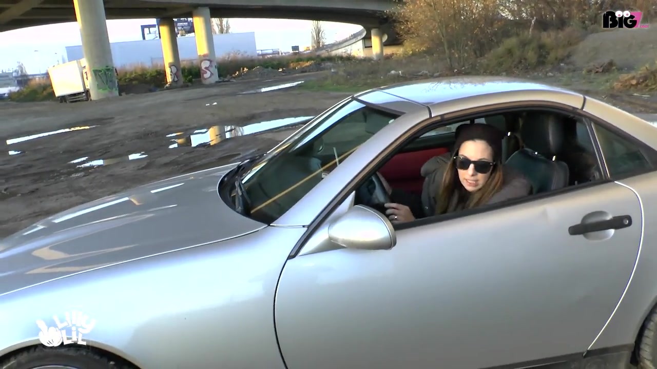 Ja ich weiß ich hab den mega Schaden! :D Es ist Winter, der kälteste Tag des sonst warmen Winter mit kurz vor 0 Grad Celsius und klein Lilly bekommt Bock auf nen Outdoor Fick und fährt auf nen Parkplatz Sex Treffpunkt um sich mal wieder Public lang zulegen. Erst bin ich was schüchtern weil ich mir nicht sicher bin ob das jetzt der richtige Parkplatz ist, baer als ich dann so tu als würde ich fest stekcen kommt schon der erste direkt an und will mir sein langes Abschleppseil zur Verfügung stellen. Aber ich frag mich immer noch wieso ich mich dafür mit runter gelassener Leggings auf meine Motorhaube legen musste?! :D Aber ich weiß nicht ob das so schlau war sich AO in die Muschi spritzen zu lassen da ich grade nicht die Pille nehme aber mehr Risiko heißt auch mehr Spass. ;)