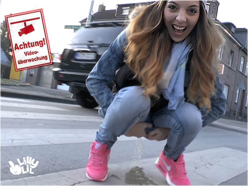 PUBLIC PISS ESKALATION - Mehr Public geht nicht!!! Ja ich weiss ich denke und sage jedesmal das ich echt keinen mehr drauf setzen kann. Aber... Ich glaube jetzt hab ich mal wieder mega krass uebertrieben mit dem Public gepisse. Nachmittags um 16 Uhr mitten im Wohngebiet auf einer belebten Kreuzung und nein ich habe nicht gewartet bis die Autos weg sind! Und nein mich hat es nicht gejuckt das der Bofrost man am Haus gegenueber seine Sachen an die Leute verkauft die empoert augenschienlich anfangen zustammeln. Ich glaube die Autofahrer waren auch sehr geschockt oder warum sind sie obwohl ich pissend den Zebrastreifen blockiere mit Vollgas abgerauscht. Aber sieh selbst!!!