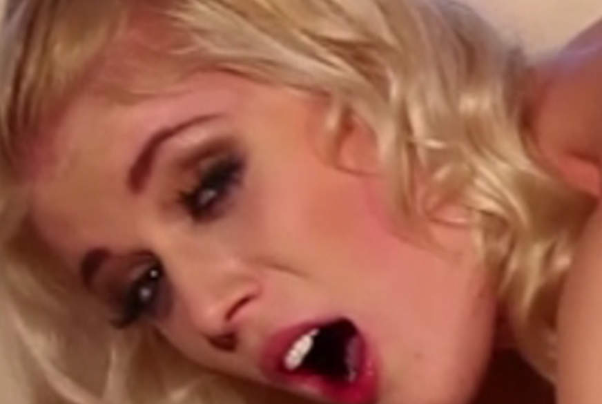 Genüssliches S*****zlutschen plus D***yf**k von Geile-Blondchen