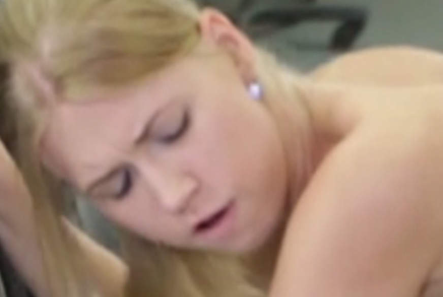 F****n statt Rechnung Geiler F**k Mechaniker von Geile-Blondchen