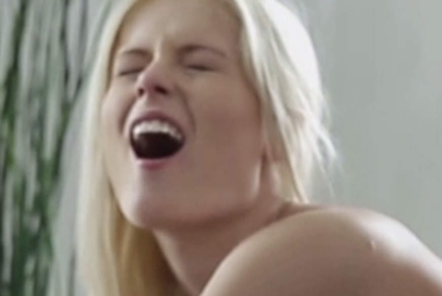 Muskellöser Hengst stößt mir heftig das F******n auf! von Geile-Blondchen