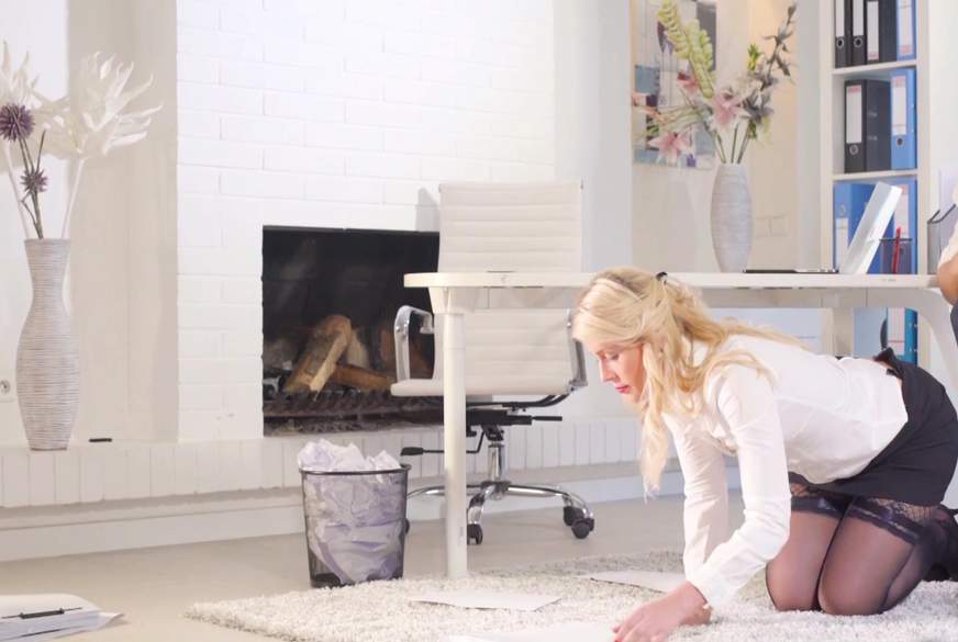 Bürof***e quer durchs Chefbüro g*****t! von Geile-Blondchen