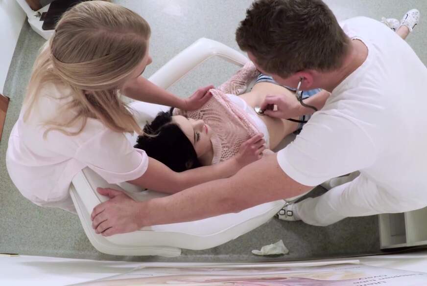 Besuch beim Frauenarzt eskaliert in F*******e! von Geile-Blondchen