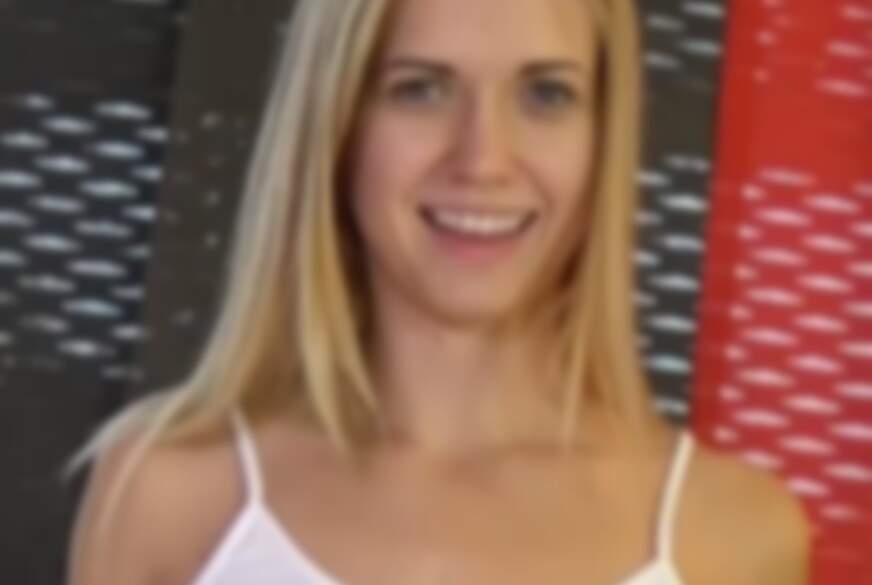 Geile-Blondchen: Blondienchen die kleine Gymnastiks******e mit P***e und S****a a
