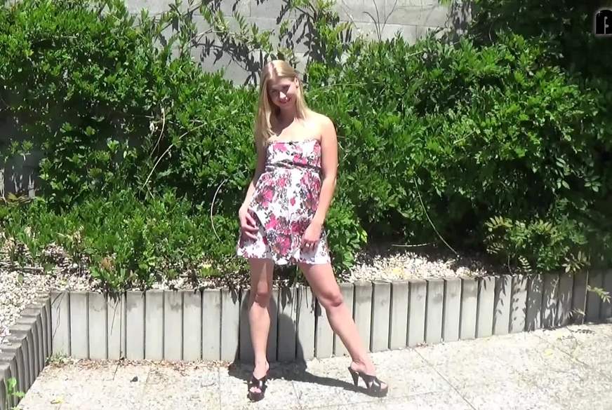 Züchtig im Kleid von Geile-Blondchen