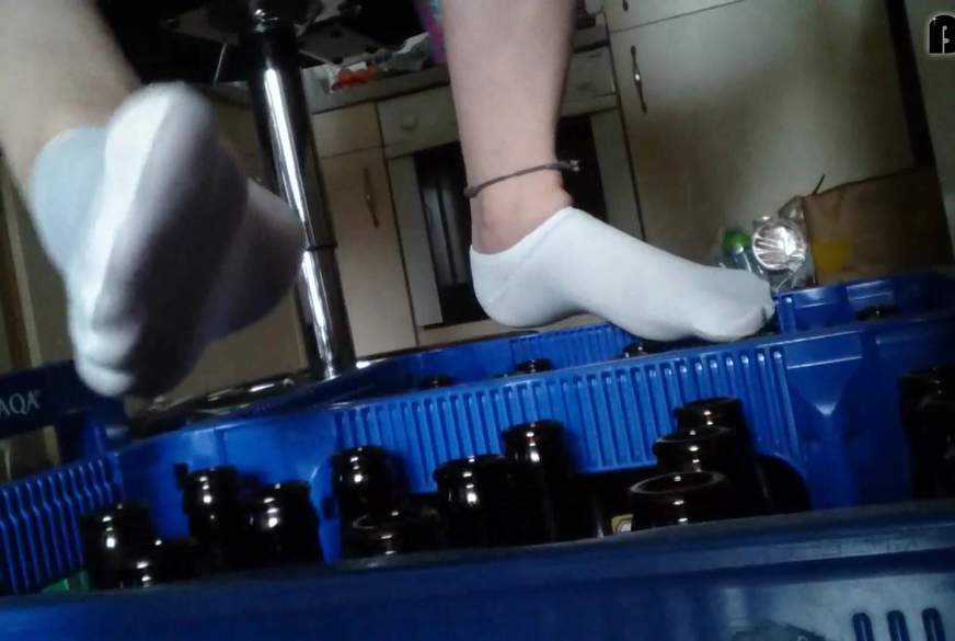 Weiße Sneaker Socken unter dem Tisch von Nylonj***e pic2