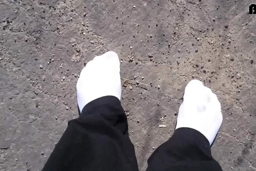 Weiße Sneaker Socken im Auto -Pedal Pumping- von Nylonj***e pic1