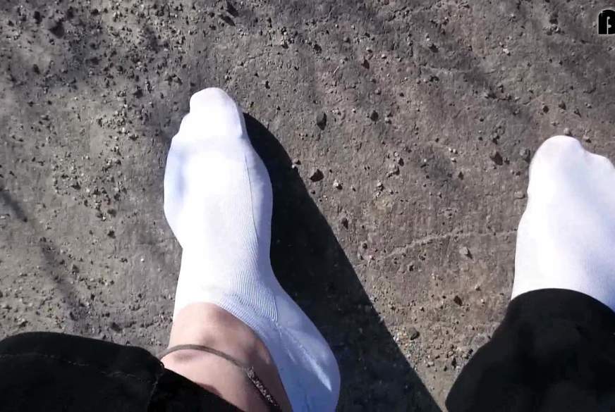 Weiße Sneaker Socken im Auto -Pedal Pumping- von Nylonj***e pic2
