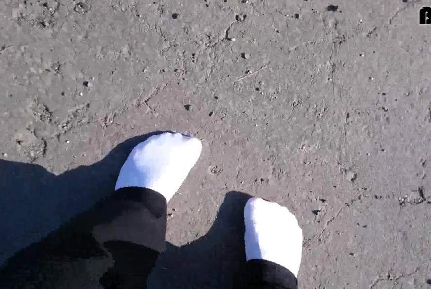 Weiße Sneaker Socken im Auto -Pedal Pumping- von Nylonj***e pic3