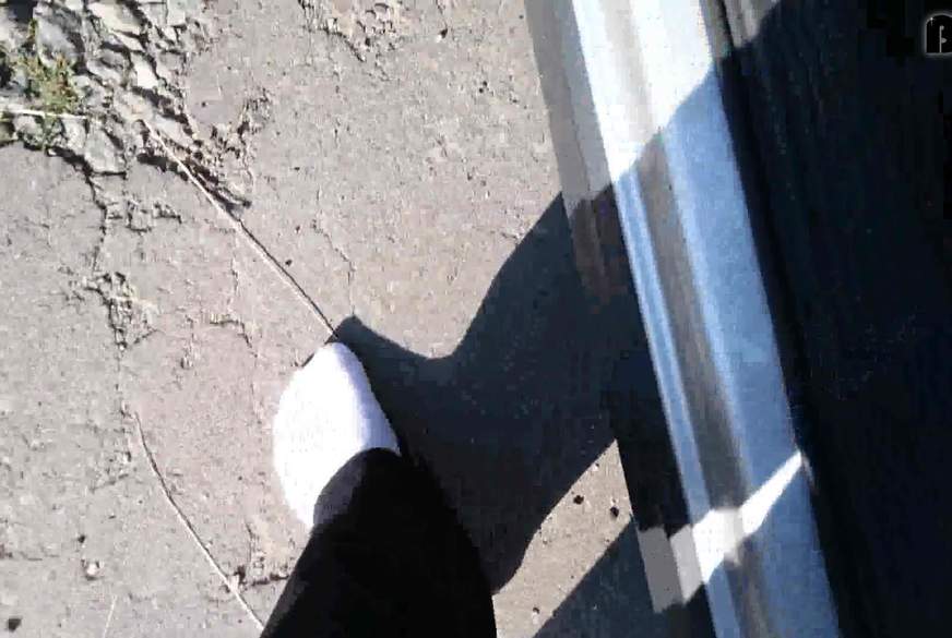 Weiße Sneaker Socken im Auto -Pedal Pumping- von Nylonj***e pic4