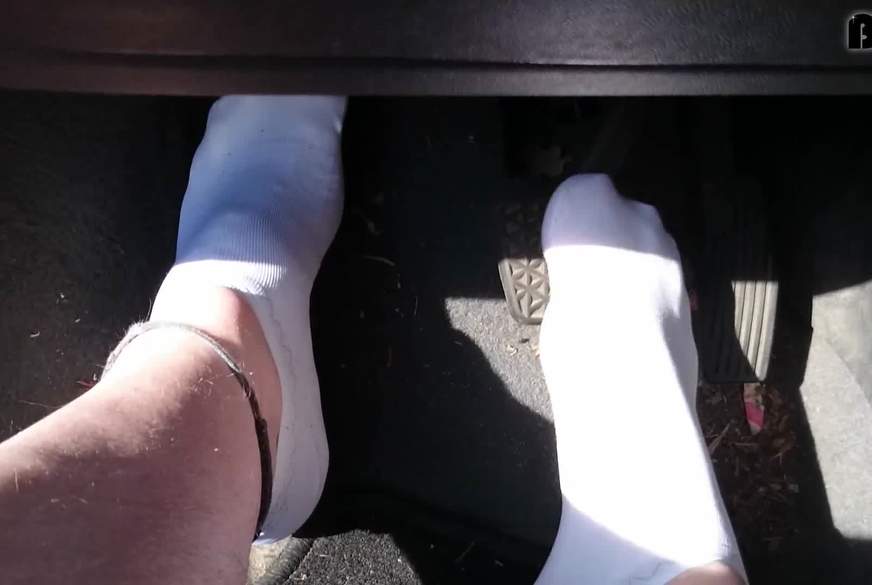 Weiße Sneaker Socken in der Pfütze von Nylonj***e pic1