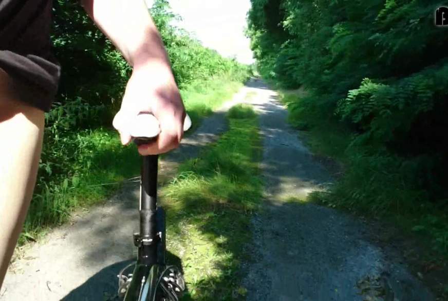 Geil beim Fahrradfahren in Feinstrumpfhose von Nylonj***e