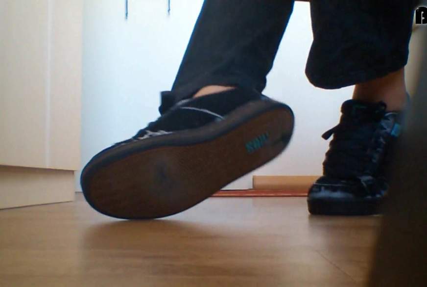 Nylonfüße in alten Sneaker von Nylonj***e pic1