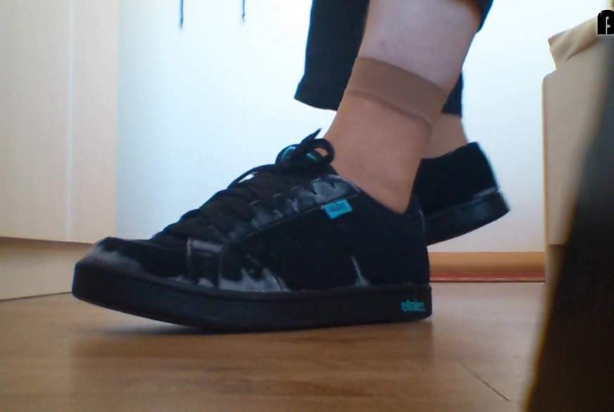 Nylonfüße in alten Sneaker von Nylonj***e pic2