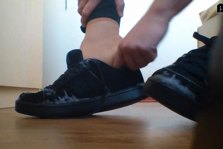 Nylonfüße in alten Sneaker von Nylonj***e pic3