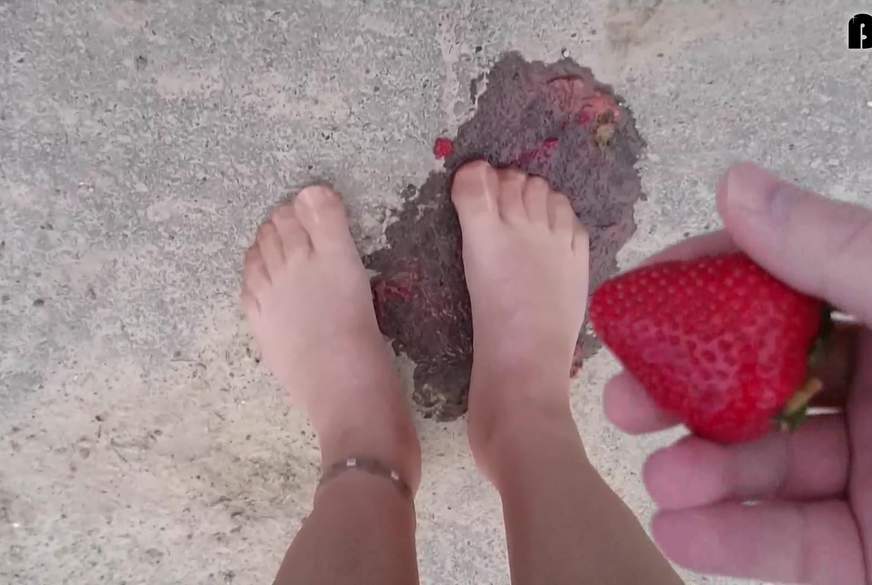 Die Zweite Erdbeere in Nylon zertreten von Nylonj***e pic1