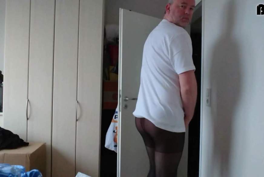 T-Shirt Anprobe in geliehener Strumpfhose von Nylonj***e pic2