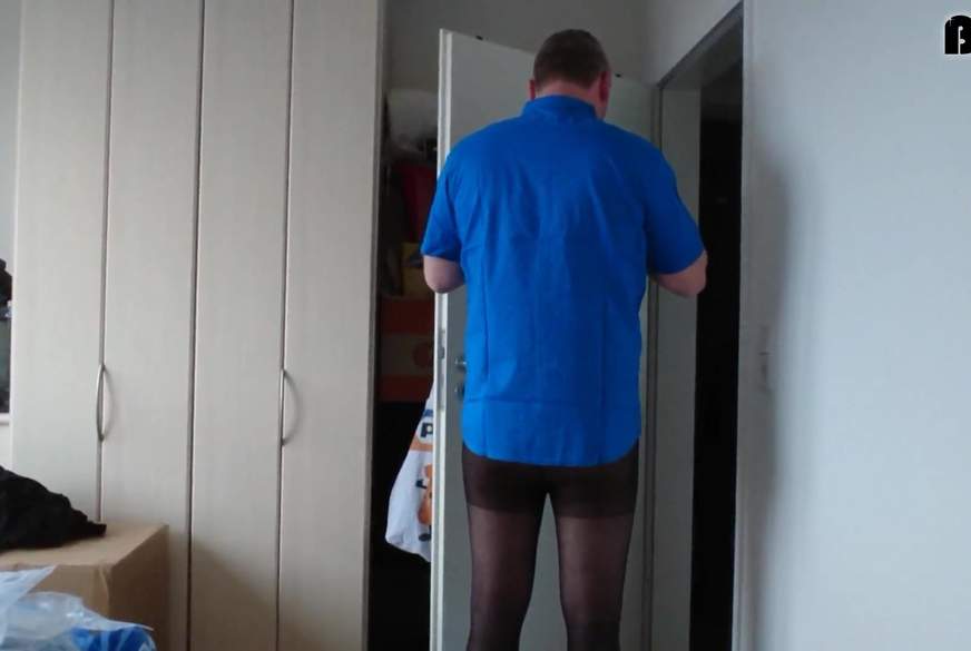 T-Shirt Anprobe in geliehener Strumpfhose von Nylonj***e pic4