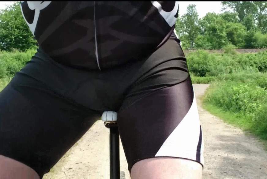 Outdoor P****l auf dem Fahrrad von Nylonj***e