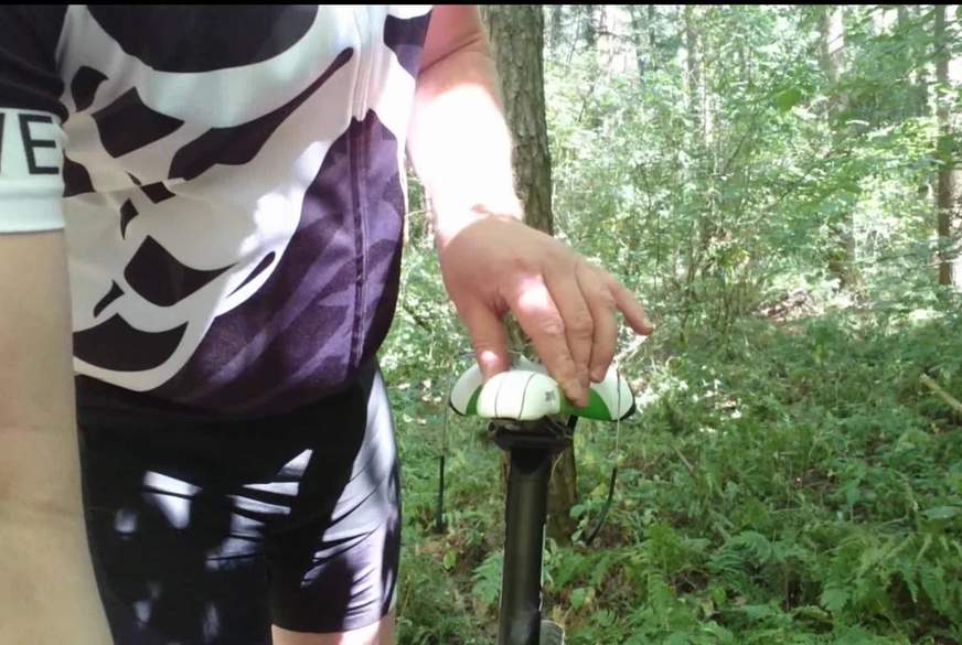 Notgeil auf der Radtour im Wald von Nylonj***e pic1
