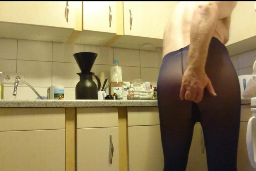 Kaffee kochen in Blauer Strumpfhose 2 von Nylonj***e