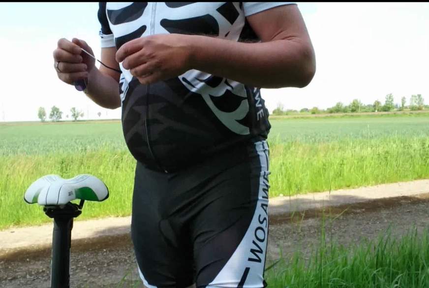 Kurzer Striptease auf der Fahrradtour 2019 von Nylonj***e pic1