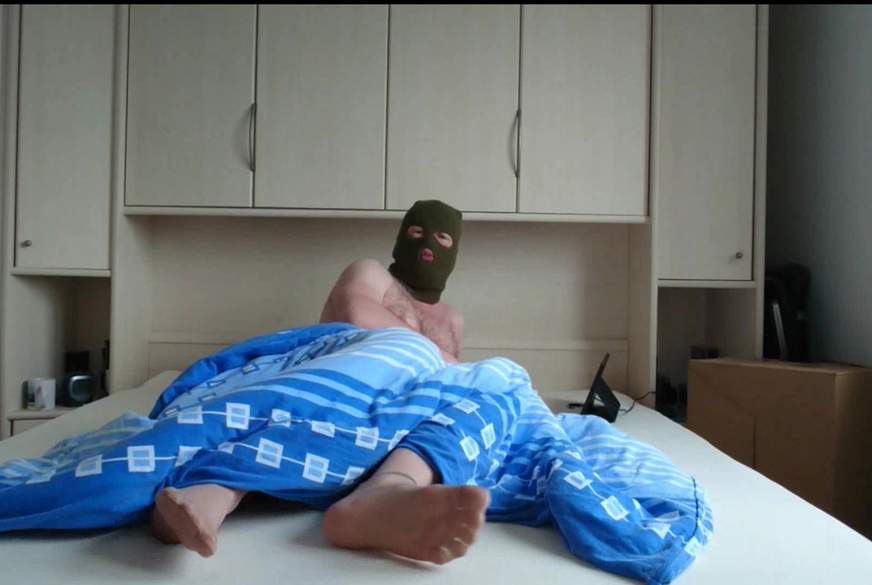 Füße in Strumpfhose und Maske im Bett von Nylonj***e pic1
