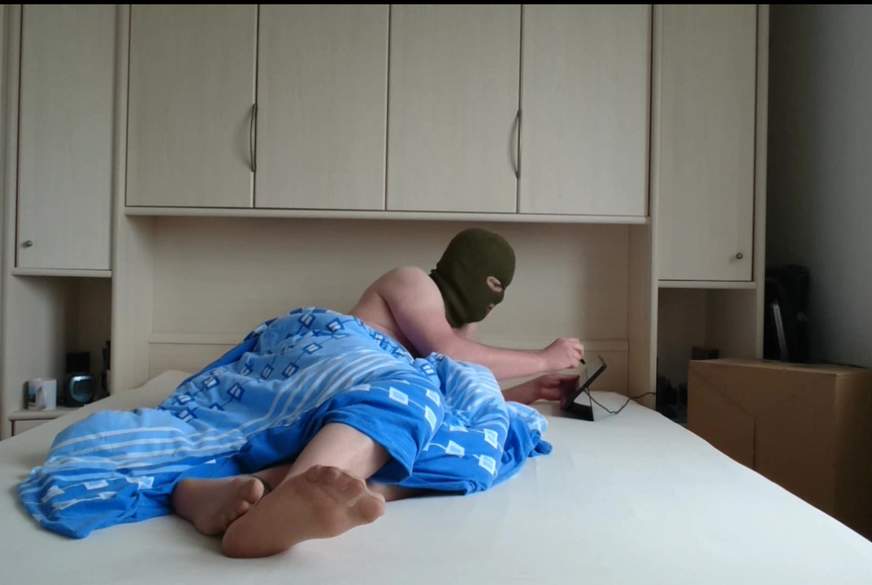 Füße in Strumpfhose und Maske im Bett von Nylonj***e pic2