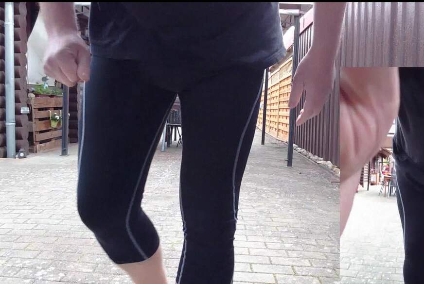 Draußen in Legging und FSH von Nylonj***e pic1