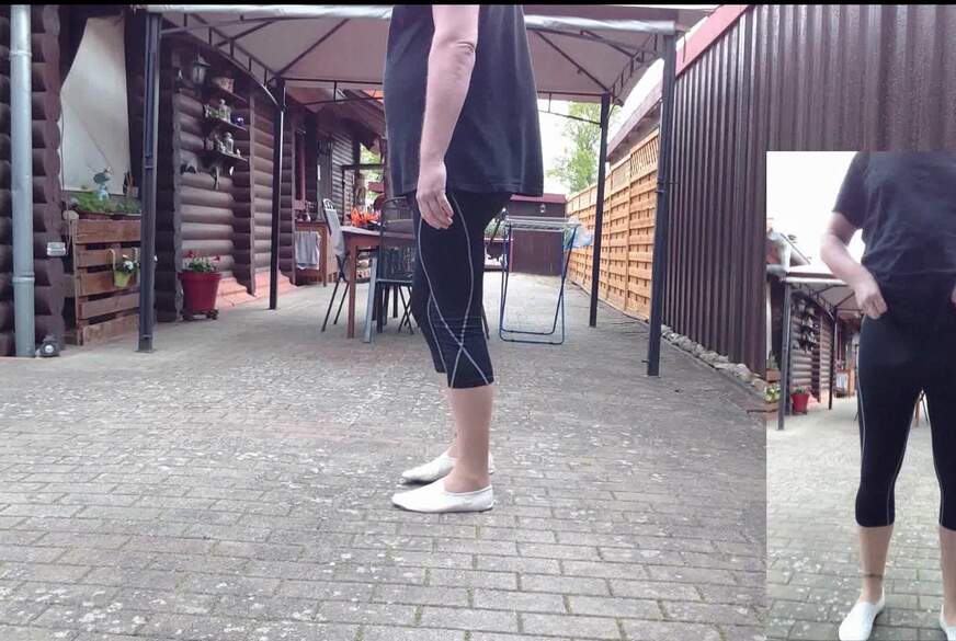 Draußen in Legging und FSH von Nylonj***e pic2