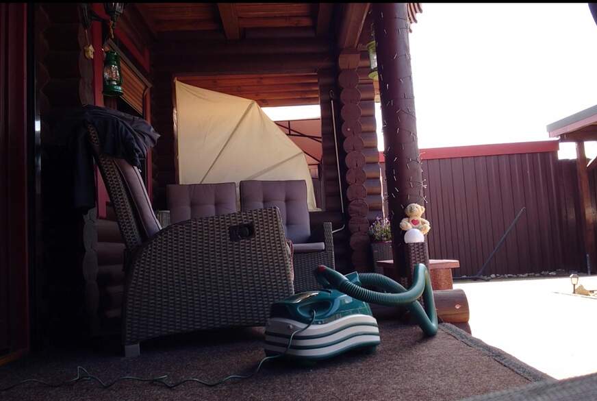Feinstrumpfhose und Staubsauger auf der Veranda von Nylonj***e pic1