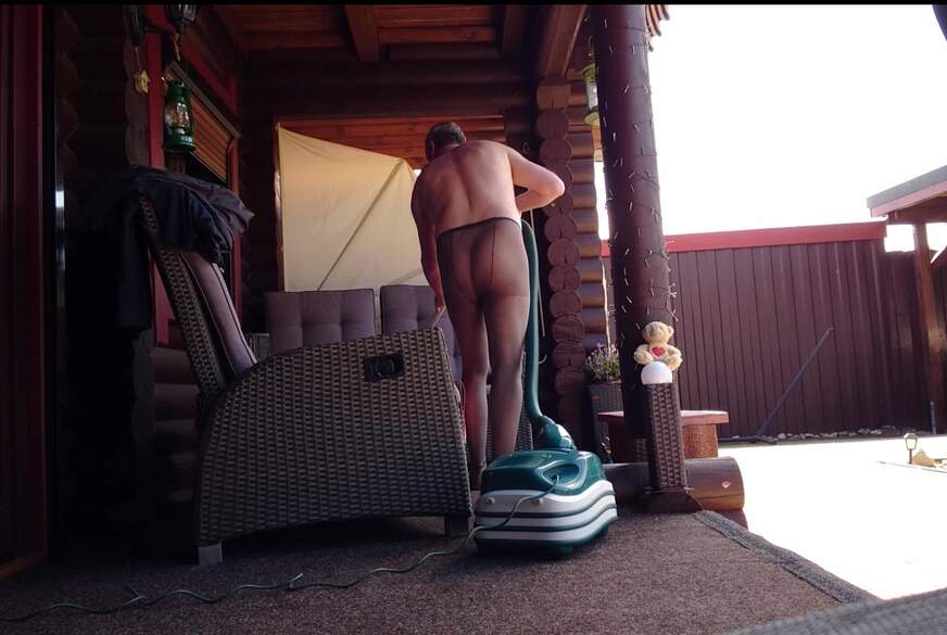 Feinstrumpfhose und Staubsauger auf der Veranda von Nylonj***e pic3